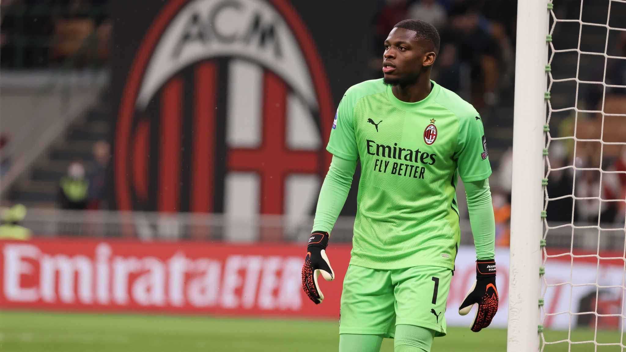 米兰向切尔西标价3000万欧转让迈尼昂 首先,我们需要理解为什么AC米兰给出的价格是*30